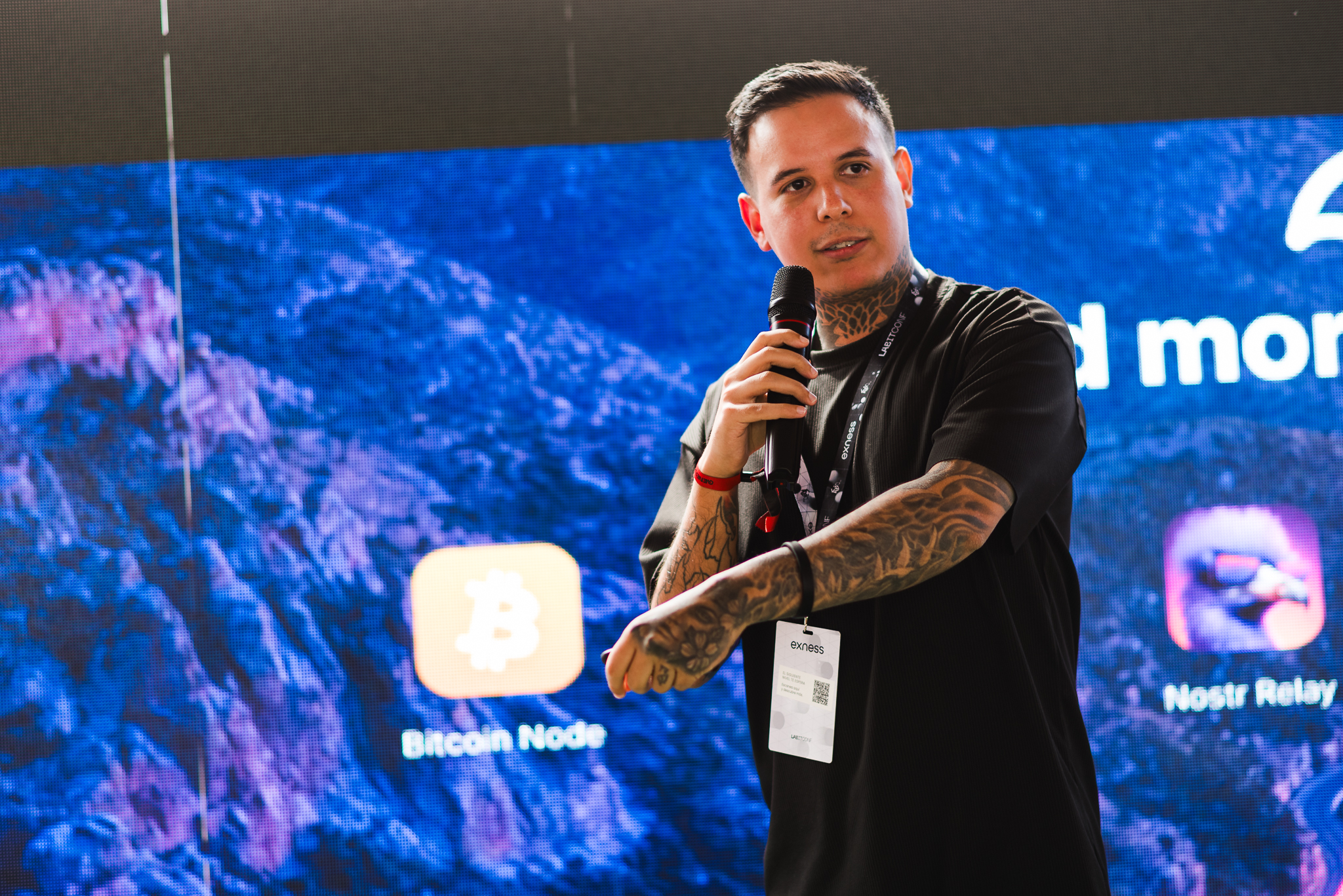 Cyberpunk hablando en el escenario principal de LABITCONF 2025
