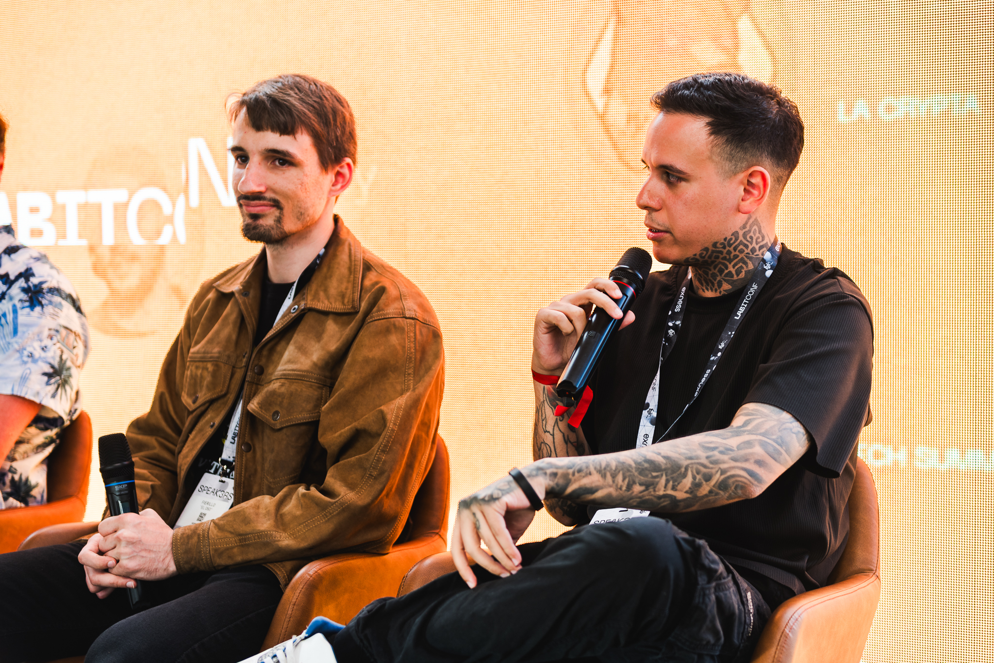 Cyberpunk participando en panel con expertos en LABITCONF 2025